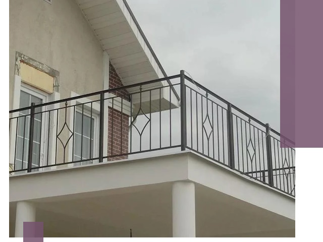 Изготовление балконных ограждений в Первоуральске из металла и стекла